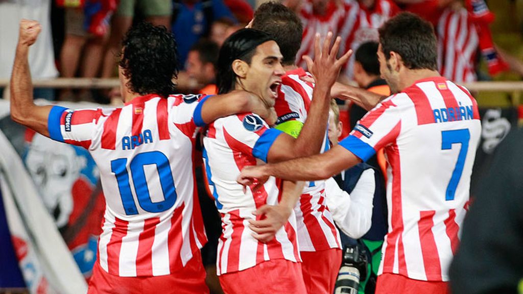 El delantero colombiano del Atlético de Madrid, Radamel Falcao, celebra con sus compañeros el gol conseguido ante el Chelsea