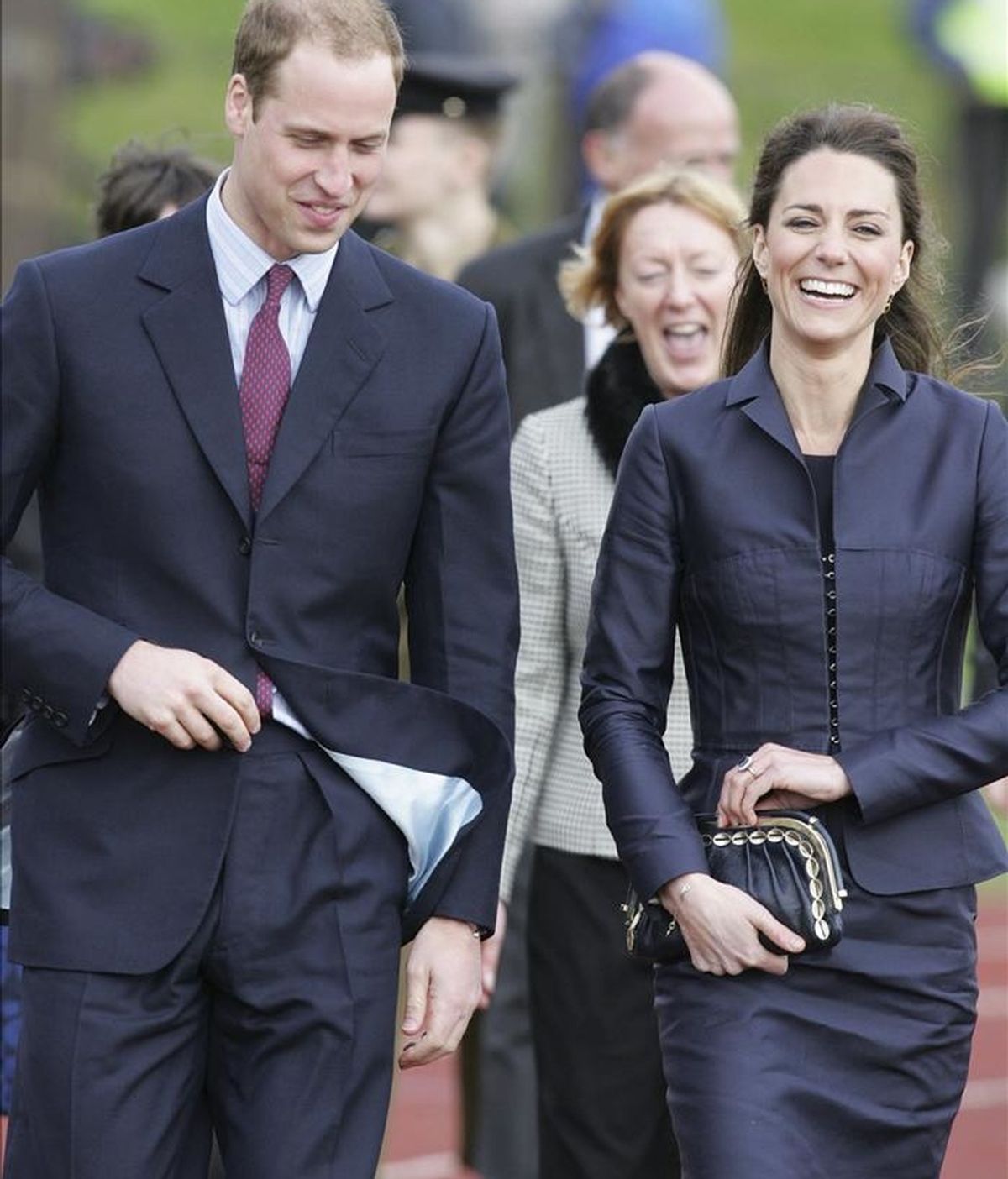 El príncipe Guillermo de Inglaterra y su novia Kate Middleton llegan a la Aldridge Community Academy de Darwen, noroeste de Reino Unido, el pasado 10 de abril. EFE/Archivo