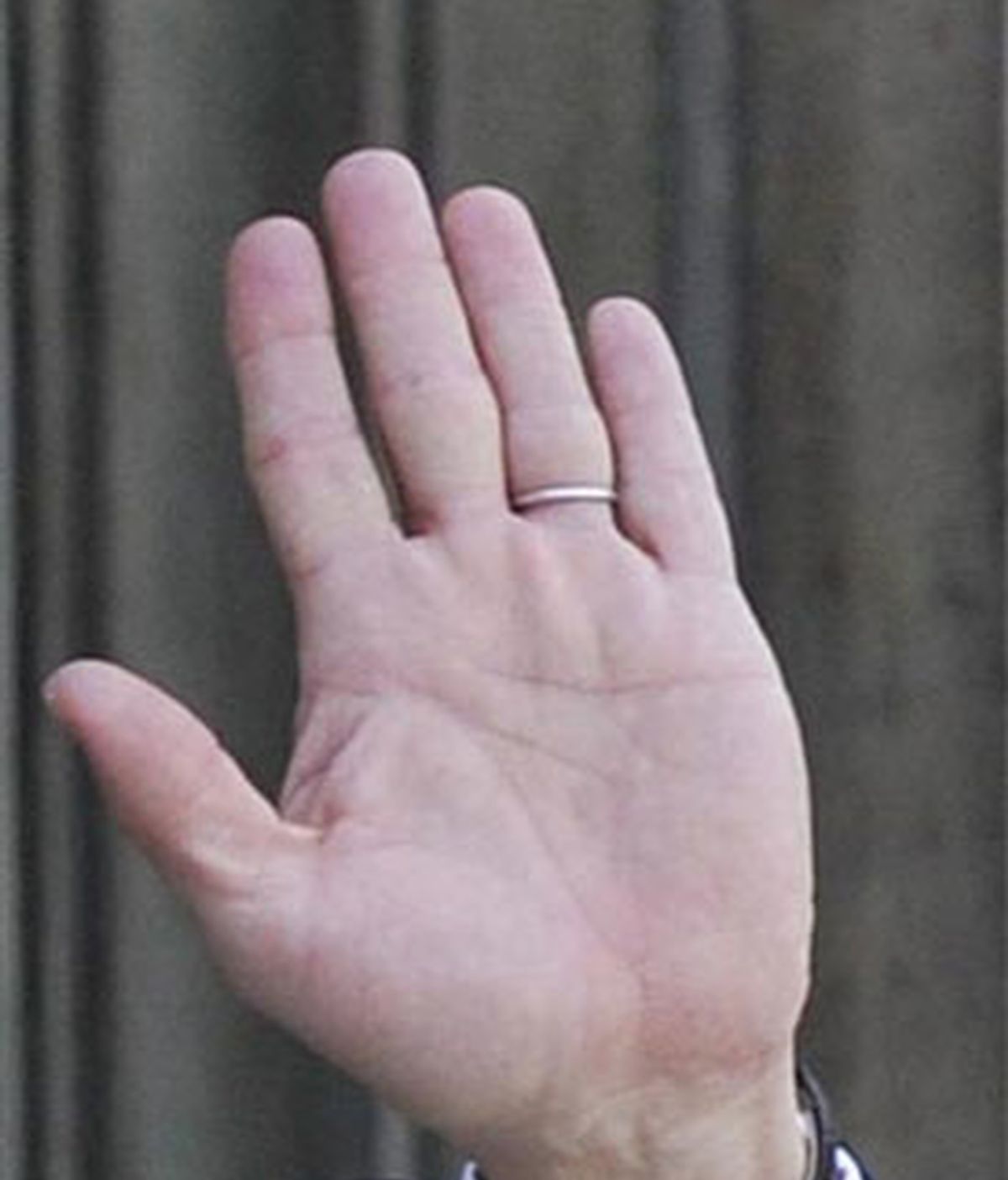 Los hombres cuyos dedos índices son más cortos que sus dedos anulares podrían tener penes más largos. Foto: EFE.
