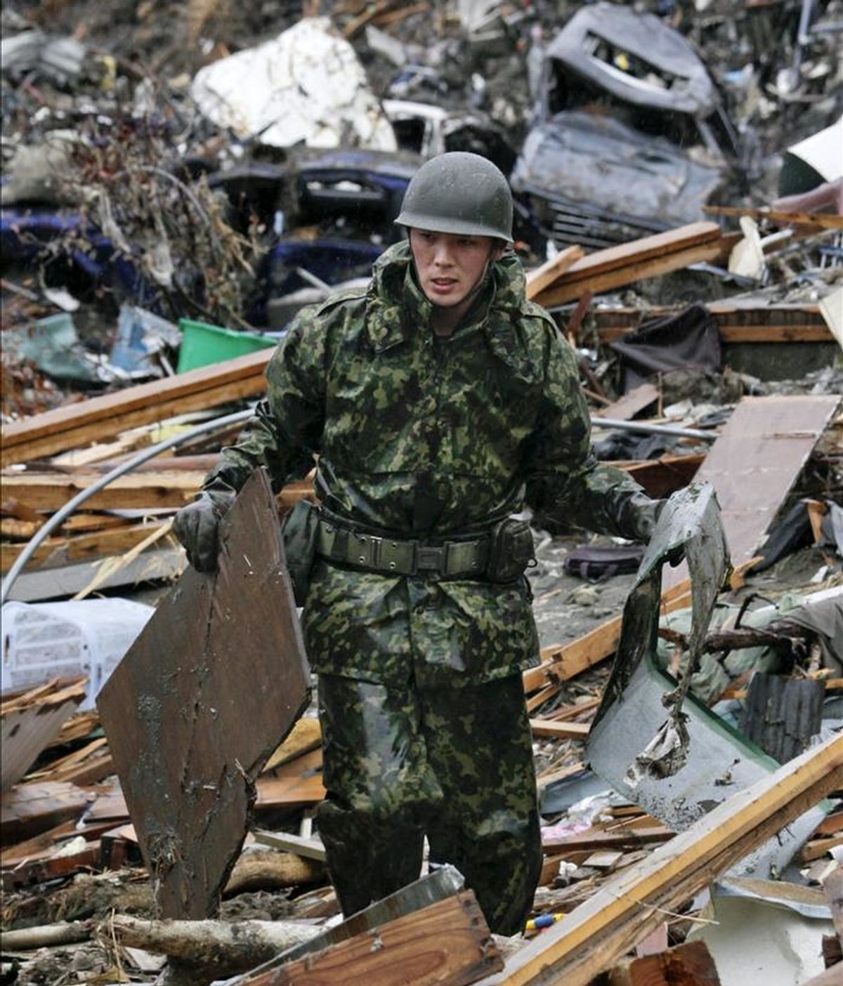 Un soldado japonés remueve escombros en la localidad de Minamisanriku, prefectura de Miyagi. EFE