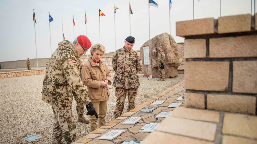 La ministra de Defensa alemana visita a las tropas en Afganistán