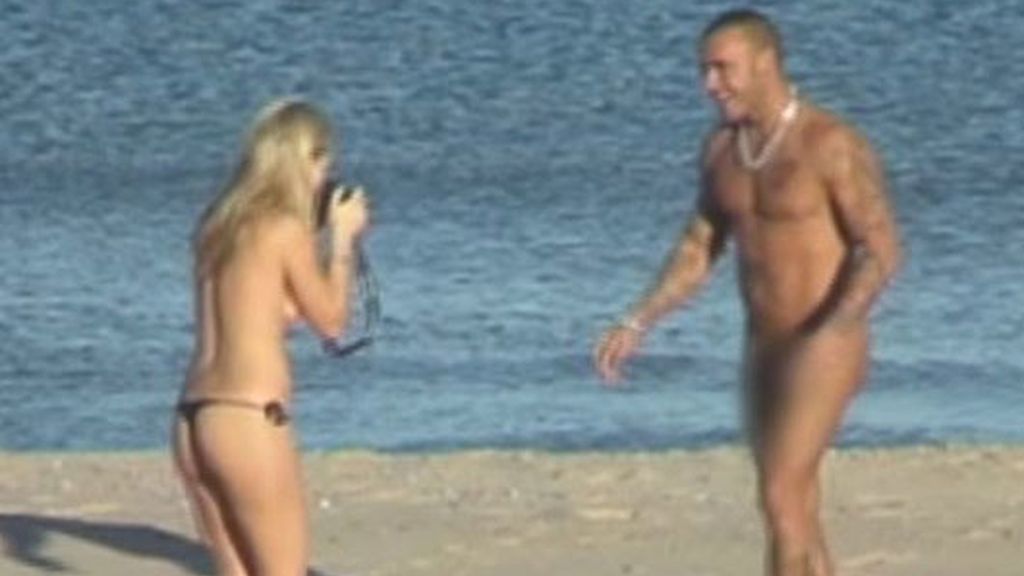 Dinio y su novia, sin ropa en la playa