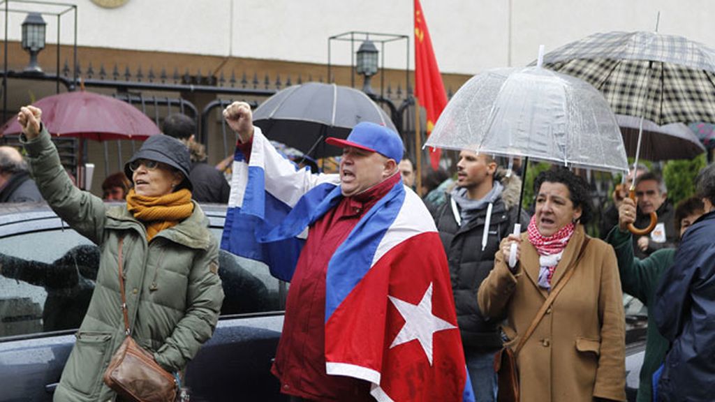 Confrontación de una Cuba que brinda y otra que llora ante su embajada en Madrid