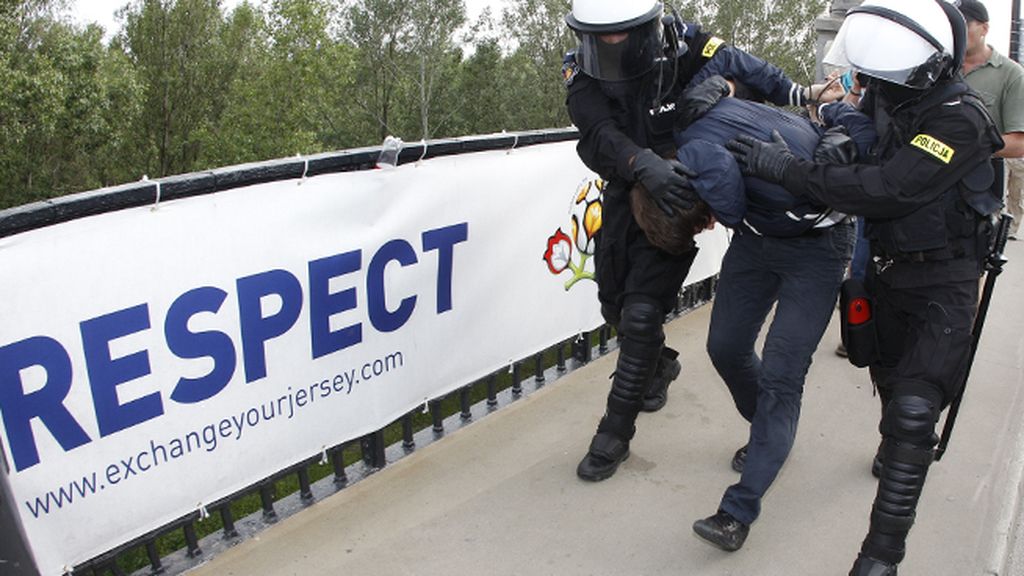 Peleas, destrozos, insultos racistas y detenciones