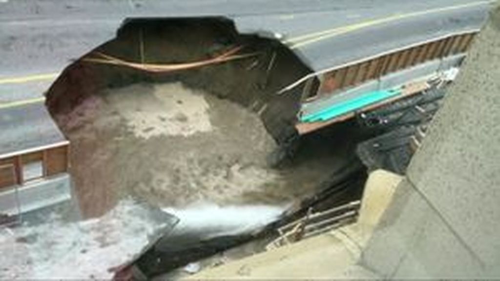 El suelo se desploma y forma un gran agujero en una transitada calle de Ottawa