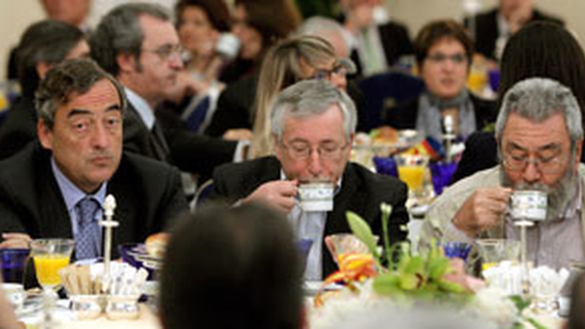 El presidente de la CEOE, Juan Rosell,  y los secretarios generales de CCOO, Ignacio Fernández Toxo, y de UGT, Cándido Méndez. Foto: Archivo.