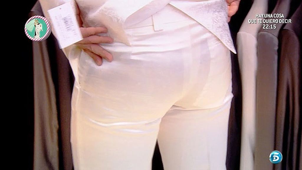 Junto a sus amigos y a su wedding planner, Cristian elige traje