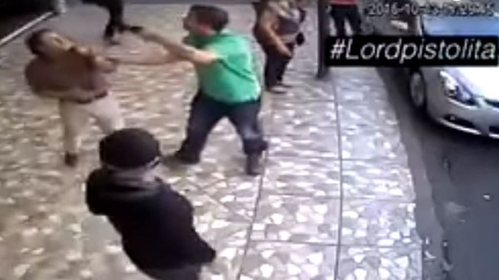 Un delincuente asalta, roba y golpea en pleno día a su víctima en Ciudad de México