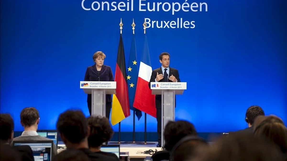 La canciller alemana Angela Merkel (i) y el presidente francés Nicolás Sarkozy (d), durante la rueda de prensa conjunta que ha tenido lugar durante la Cumbre Extraordinaria de Jefes de Estado y de Gobierno de la UE en Bruselas, Bélgica, viernes 4 de febrero de 2011. EFE