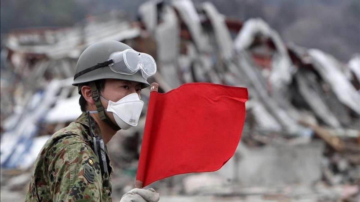 Un soldado dirige el tráfico durante el retiro de escombros en la devastada ciudad de Otsuchi, prefectura de Iwate, al noreste de Japón, en una operación de limpieza. EFE