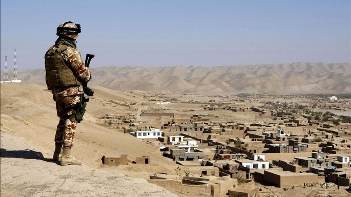 Un soldado español vigila desde las alturas que rodean la base de Qali-e-Naw. EFE/Archivo