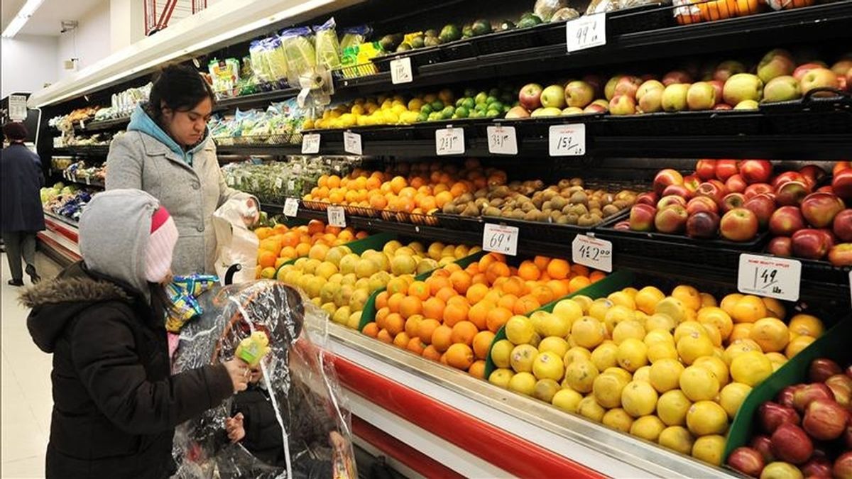 Una mujer compra en un supermercado. EFE/Archivo