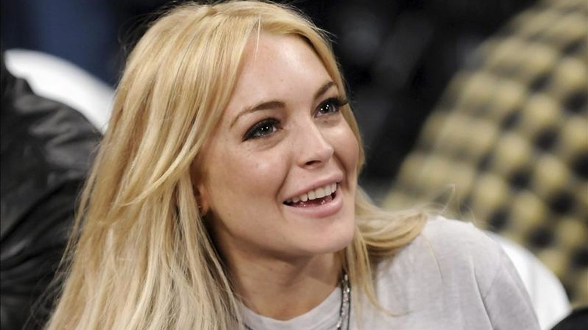 Lindsay Lohan, que asegura que le prestaron el collar y que a su estilista se le olvidó devolverlo, podría afrontar hasta tres años en una cárcel estatal si resulta culpable. EFE/Archivo