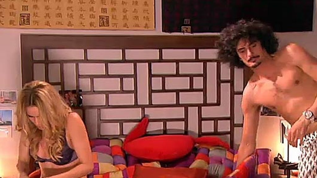 Javier engaña a Raquel para intentar acostarse con ella