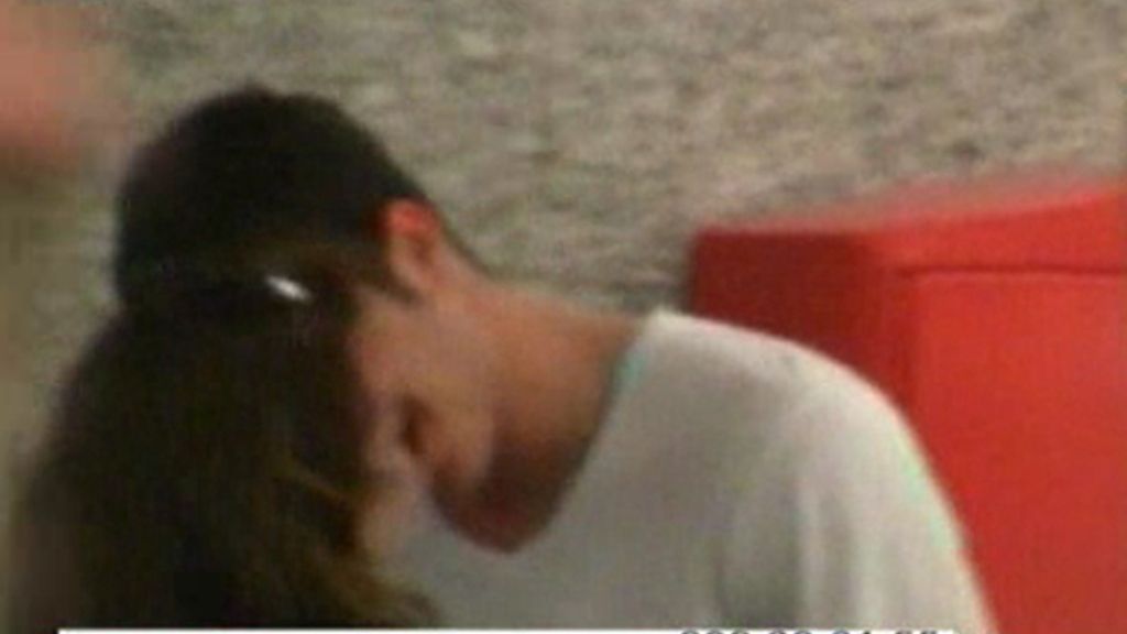 Alex Lequio y Andrea Guasch, mimos en el aeropuerto