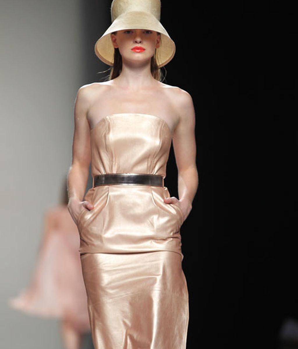 Siluetas fluidas que evocan un verano perpetuo