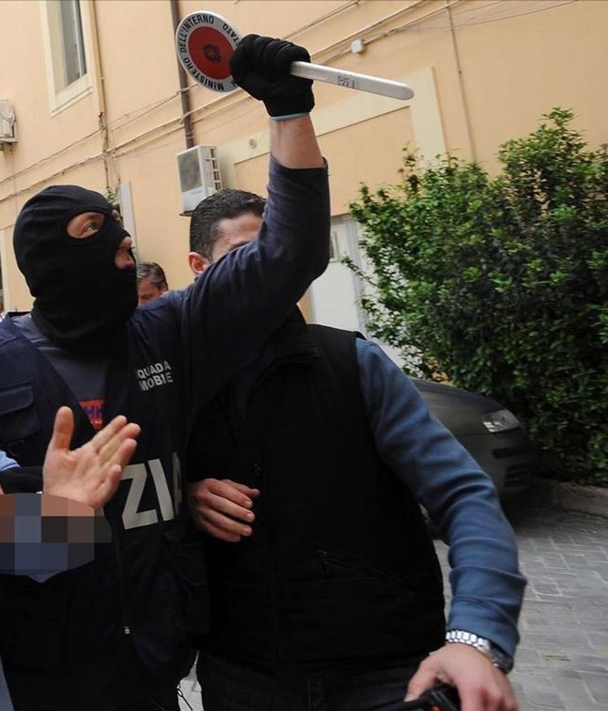 Policías italianos en un operativo antimafia llevado a cabo ayer en Caserta. EFE