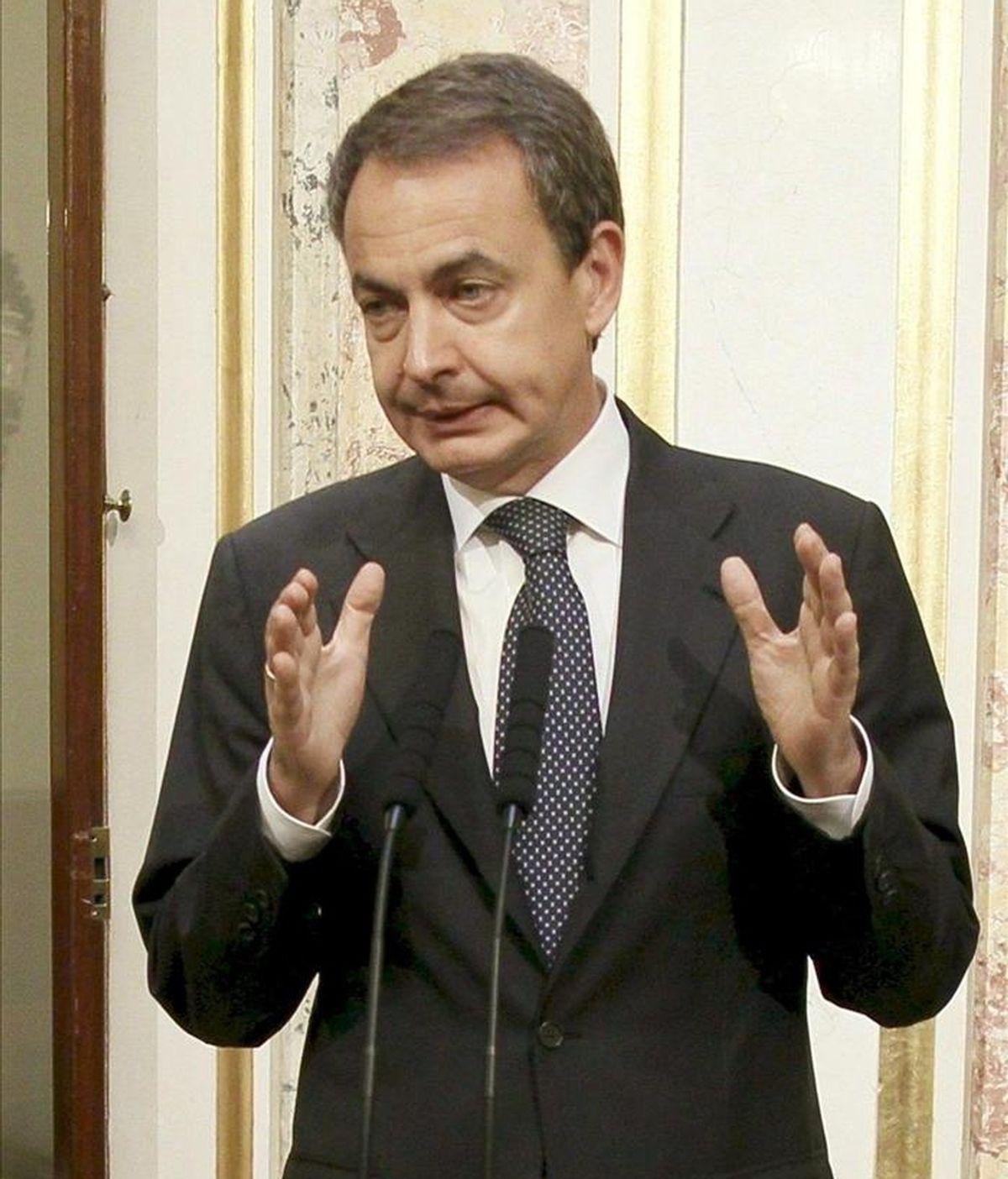 El presidente del Gobierno, José Luis Rodríguez Zapatero, durante la comparecencia que realizó ante los periodistas en el Congreso de los Diputados para enviar un mensaje de calma a la población de Lorca tras el terremoto que afectó ayer a la ciudad. EFE