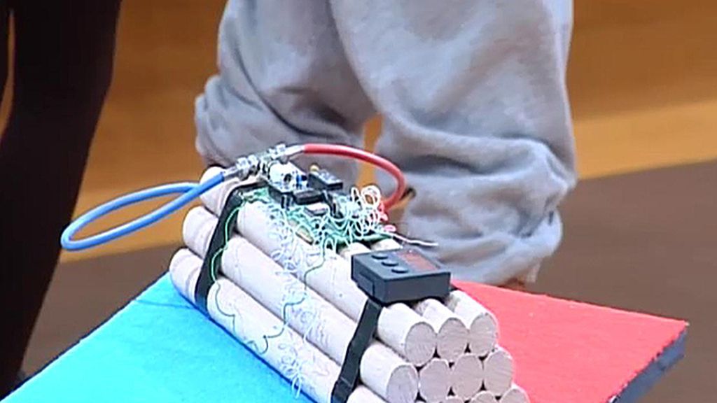 Tienen que recomponer fotografías, descifrar extrañas llamadas…