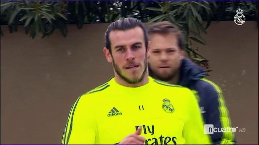 Bale se recupera de su lesión con los beneficios de la playa