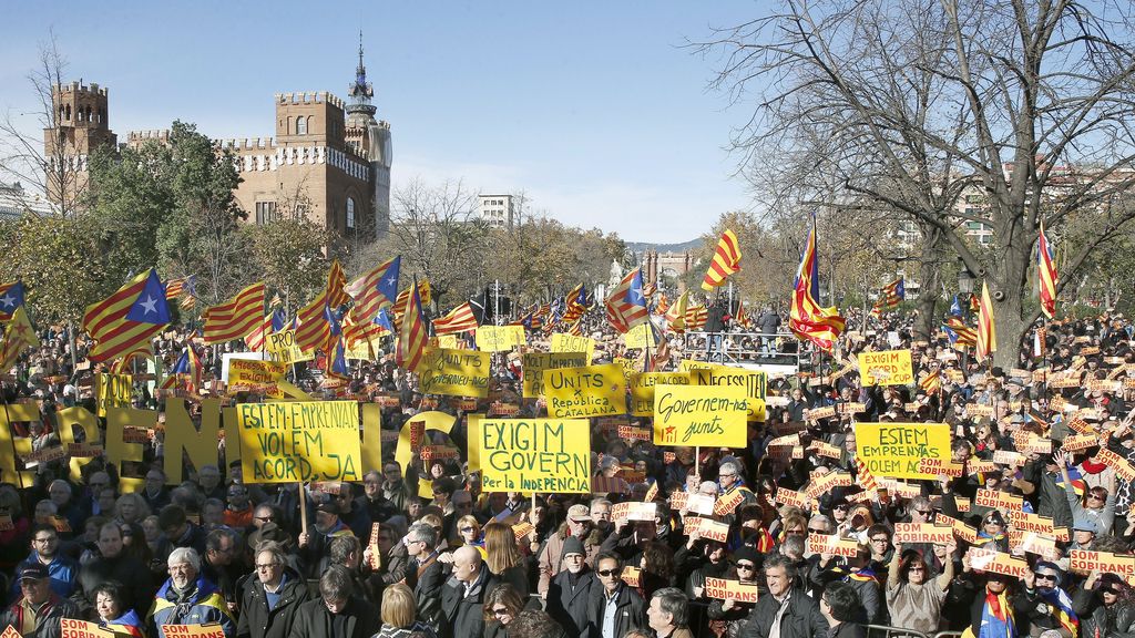 La ANC sale a la calle y Mas presenta su formación para las generales