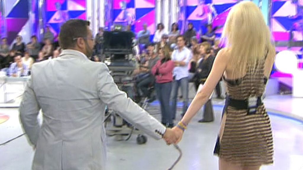 Adriana reparte besos