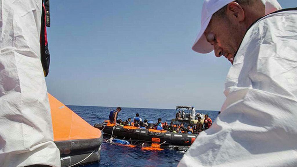 Buscan a decenas de inmigrantes desaparecidos en un naufragio en Libia