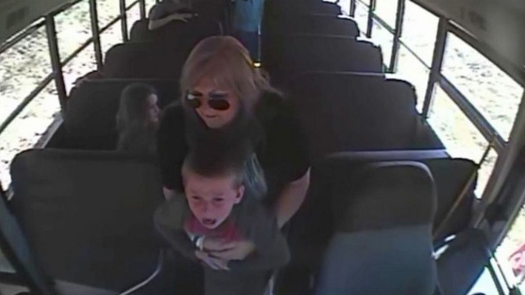 Una conductora de autobús salva la vida de un niño que se atraganta con una moneda