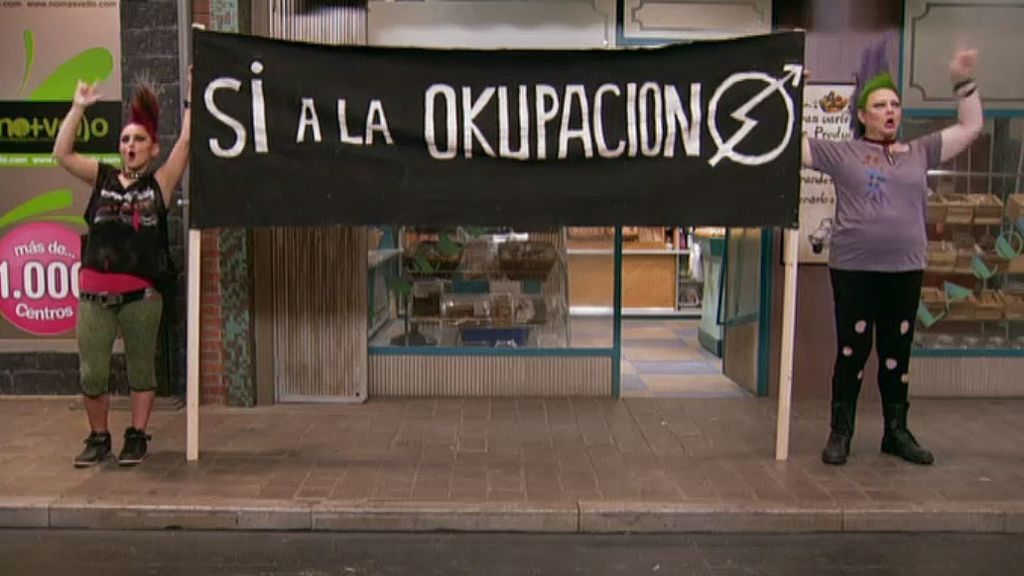 Para echar a los okupas de su casa, Aída monta una rebelión en la calle