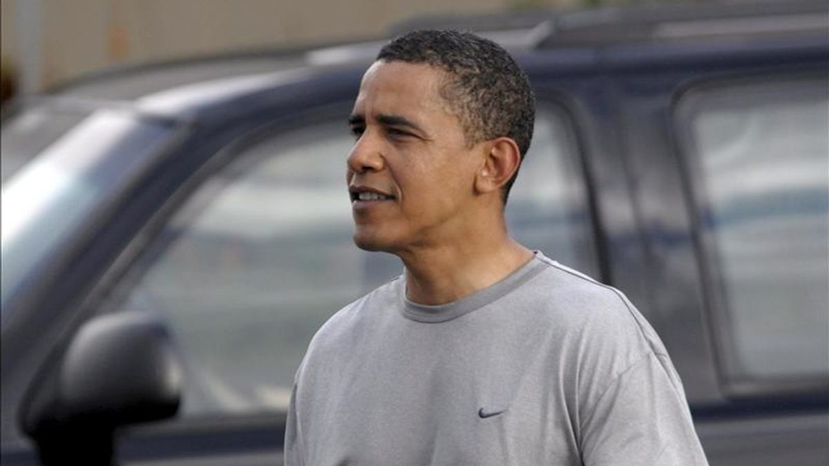 Fotografía de archivo del presidente de Estados Unidos, Barack Obama, fotografiado al salir del gimnasio Semper Fit en Kailua (Hawai). EFE/Archivo