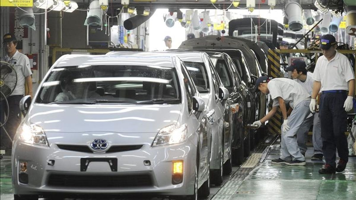 En la imagen, trabajadores inspeccionando la tercera generación de coches híbridos en la cadena de montaje en la planta de Tsutsumi de Toyota Motor en Toyota City en la provincia de Aichi (Japón). EFE/Archivo