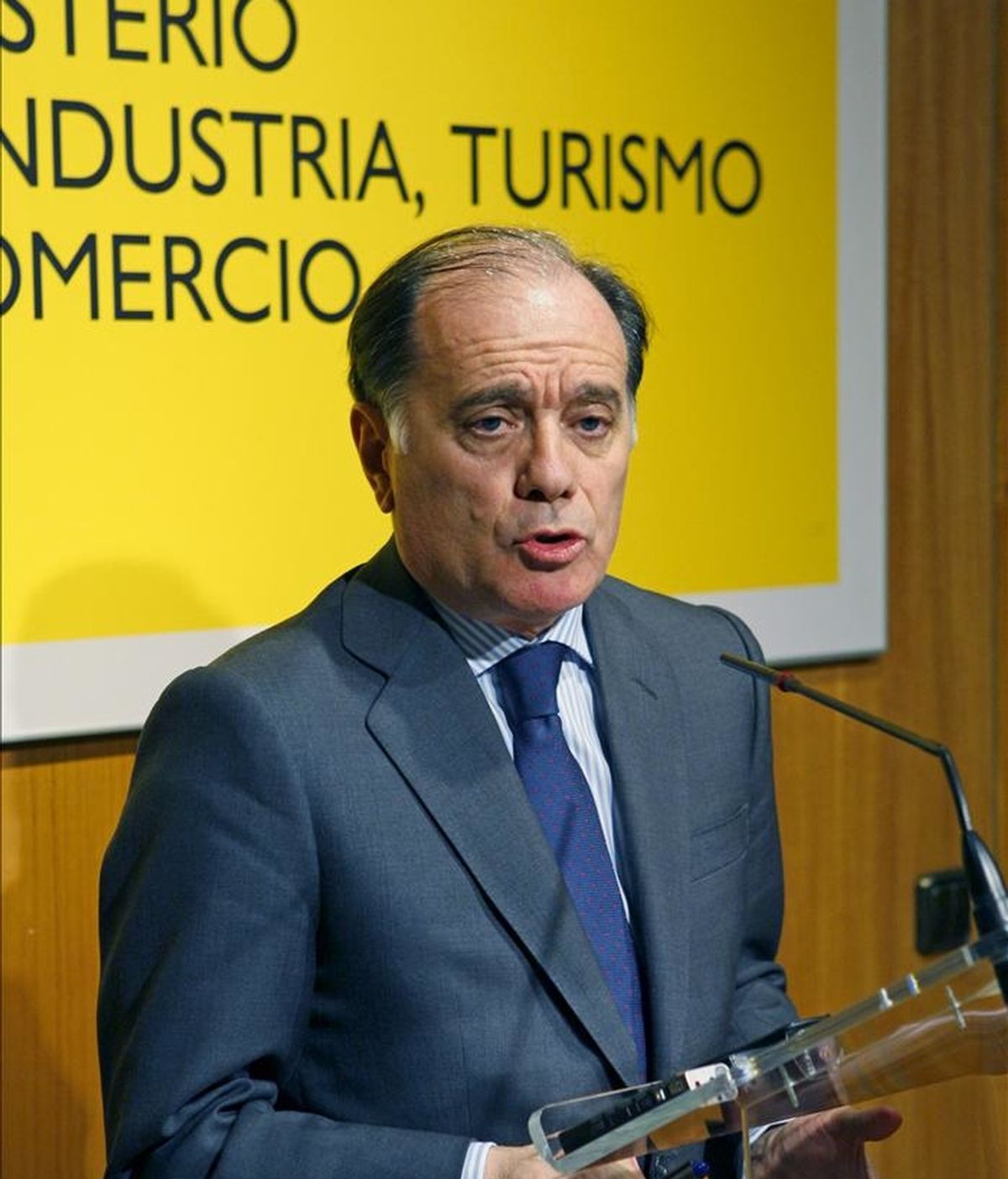 El vicepresidente segundo y consejero de Economía y Empleo de la Junta de Castilla y León, Tomás Villanueva, durante la rueda de prensa ofrecida tras la reunión mantenida con el ministro de Industria, Turismo y Comercio, Miguel Sebastián, hoy en la sede del Ministerio. EFE El vicepresidente segundo y consejero de Economía y Empleo de la Junta de Castilla y León, Tomás Villanueva, durante la rueda de prensa ofrecida tras la reunión mantenida con el ministro de Industria, Turismo y Comercio, Miguel Sebastián, hoy en la sede del Ministerio. EFE