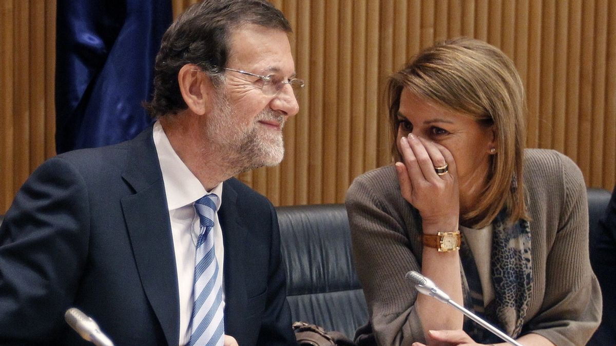 El presidente del Partido Popular y presidente del Gobierno, Mariano Rajoy, junto a la secretaria general del PP, María Dolores de Cospedal, durante la reunión del grupo parlamentario de esta formación política en el Congreso de los Diputados