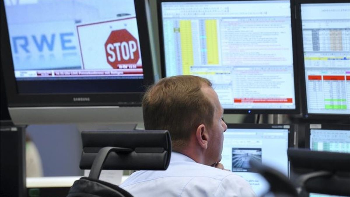 Un agente de bolsa analiza información de los monitores en la sede de la Bolsa de Fráncfort. EFE/Archivo