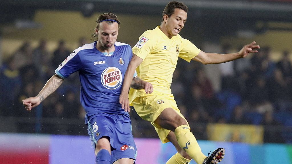 Alexis Ruano pelea un balón con el delantero brasileño del Villarreal, Nilmar Honorato Alexis Ruano pelea un balón con el delantero brasileño del Villarreal, Nilmar Honorato