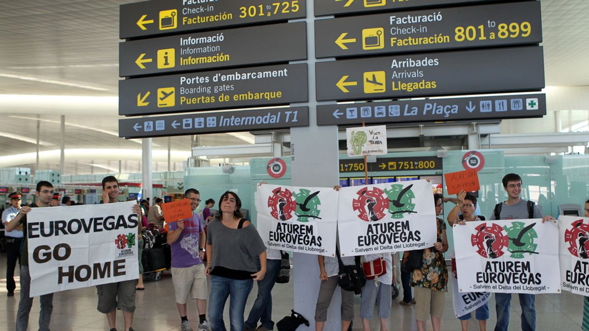 40 personas se concentran en el aeropuerto de El Prat por la llegada del equipo de Adelson