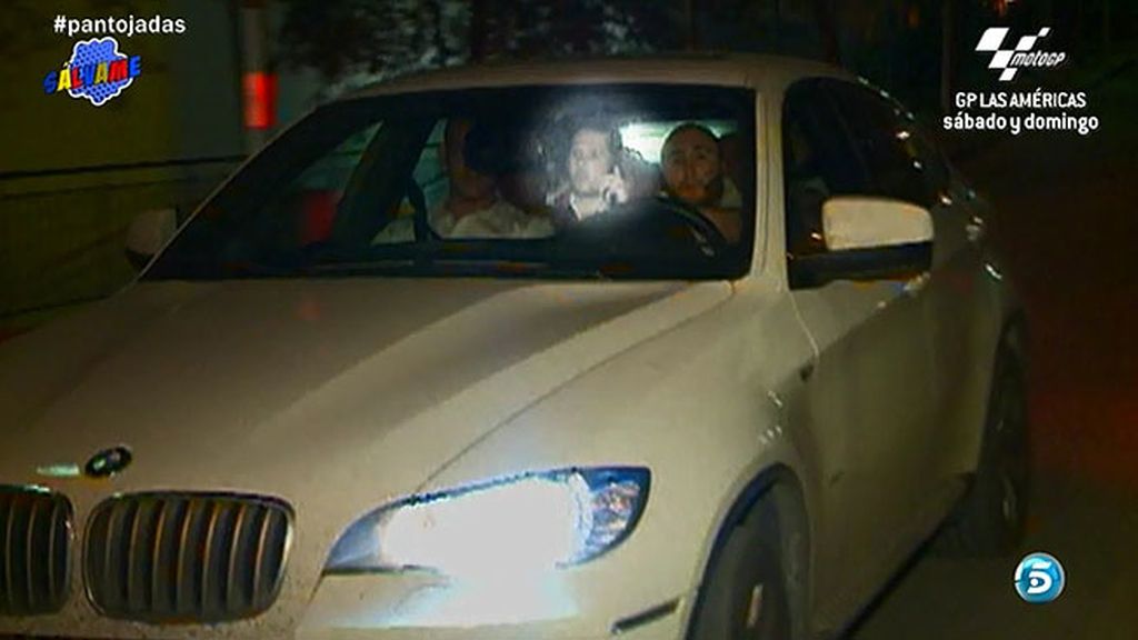 Kiko sale de su casa junto al hermano de Jessi mientras ella disfruta de la feria