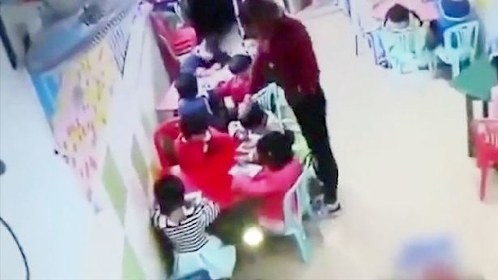 Una cuidadora que golpea a niños, recibe su ‘medicina’ de una abuela indignada