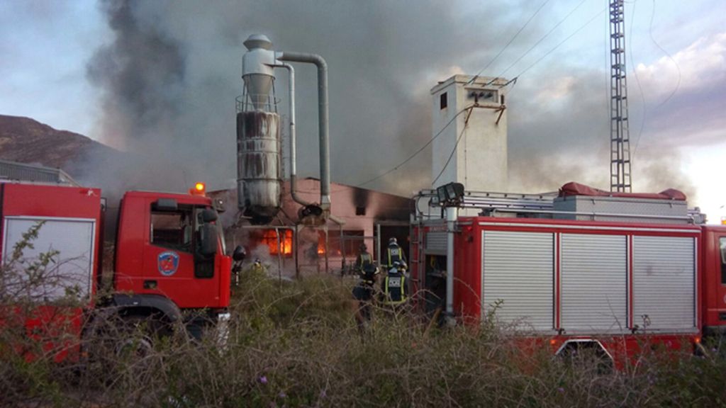 Un grave incendio calcina una fábrica de colchones en Yecla