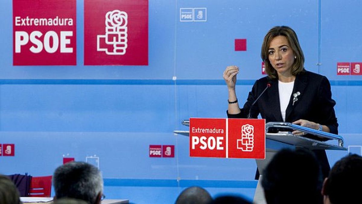 La exministra de Defensa, Carme Chacón, durante la presentación a los militantes extremeños del documento "Mucho PSOE por hacer".