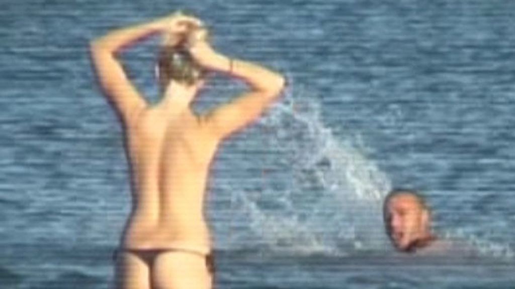 Dinio y su novia, sin ropa en la playa