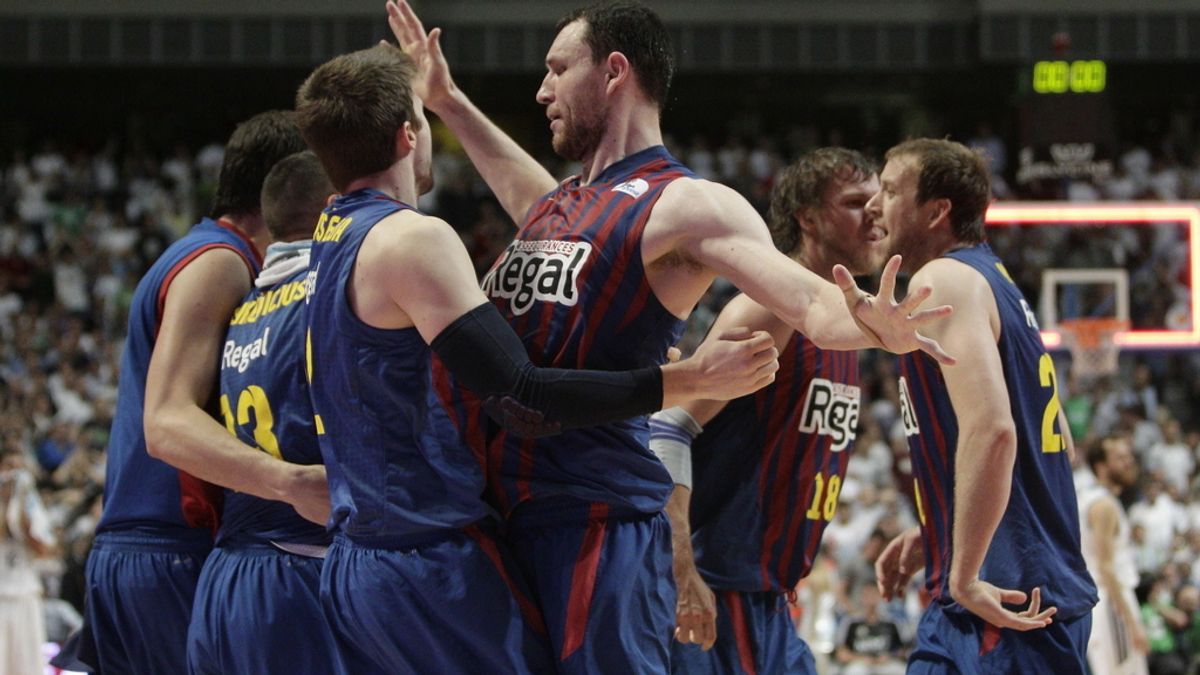 Los jugadores del FC Barcelona Regal celebran la victoria sobre el Real Madrid al finalizar el segundo partido de la final de la Liga ACB