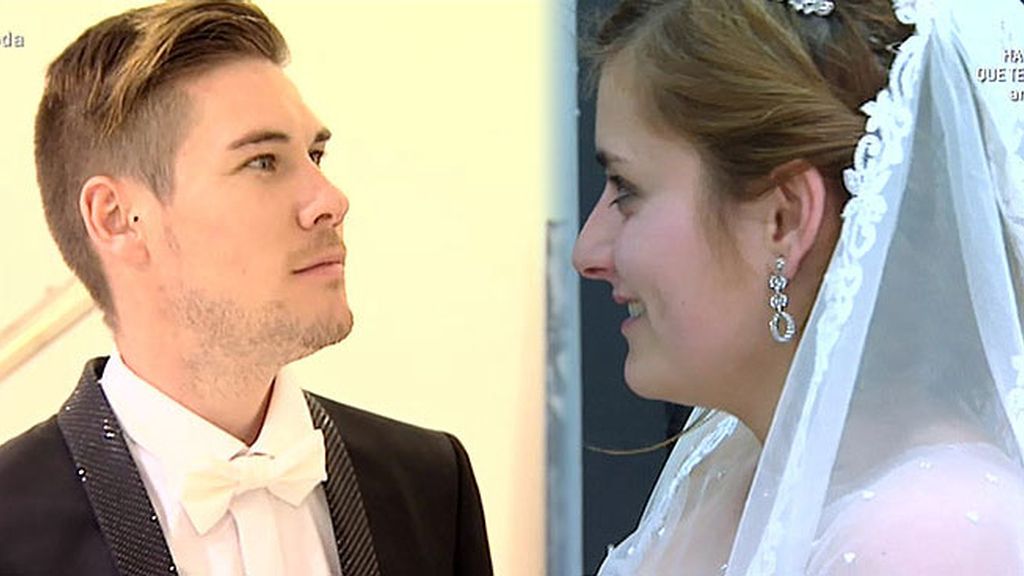 Antonio y María, junto a su wedding planner, buscan traje para su gran día