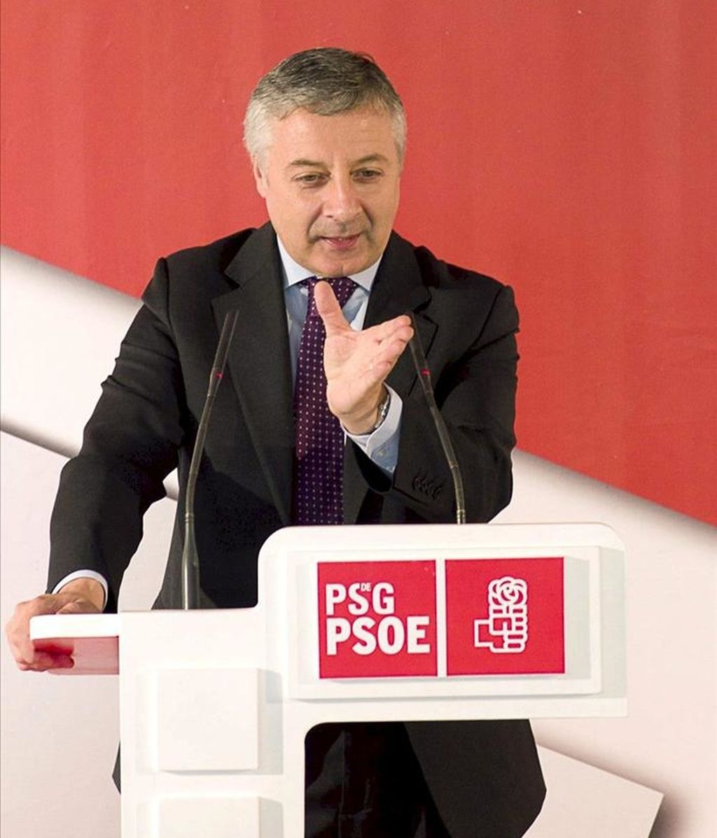 El vicesecretario del PSOE y ministro de Fomento, José Blanco, durante su intervención en un acto electoral en el municipio lucense de O Páramo. EFE