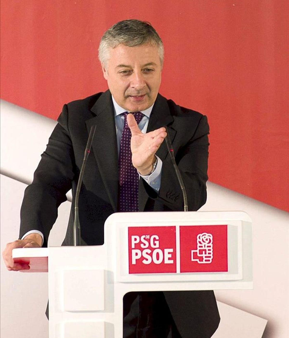 El vicesecretario del PSOE y ministro de Fomento, José Blanco, durante su intervención en un acto electoral en el municipio lucense de O Páramo. EFE