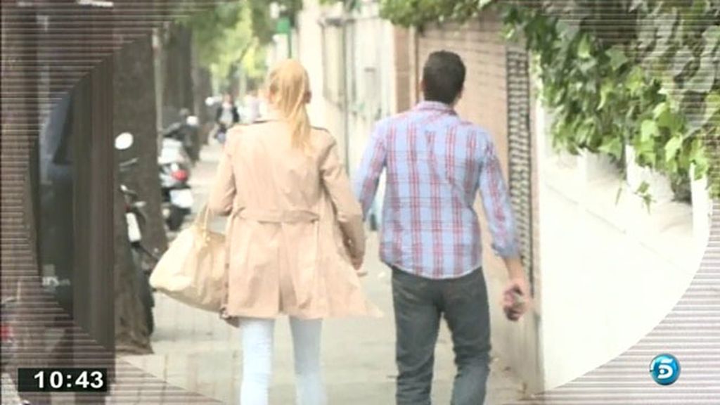 La pareja se ha dejado ver muy cariñosa camino a la consulta