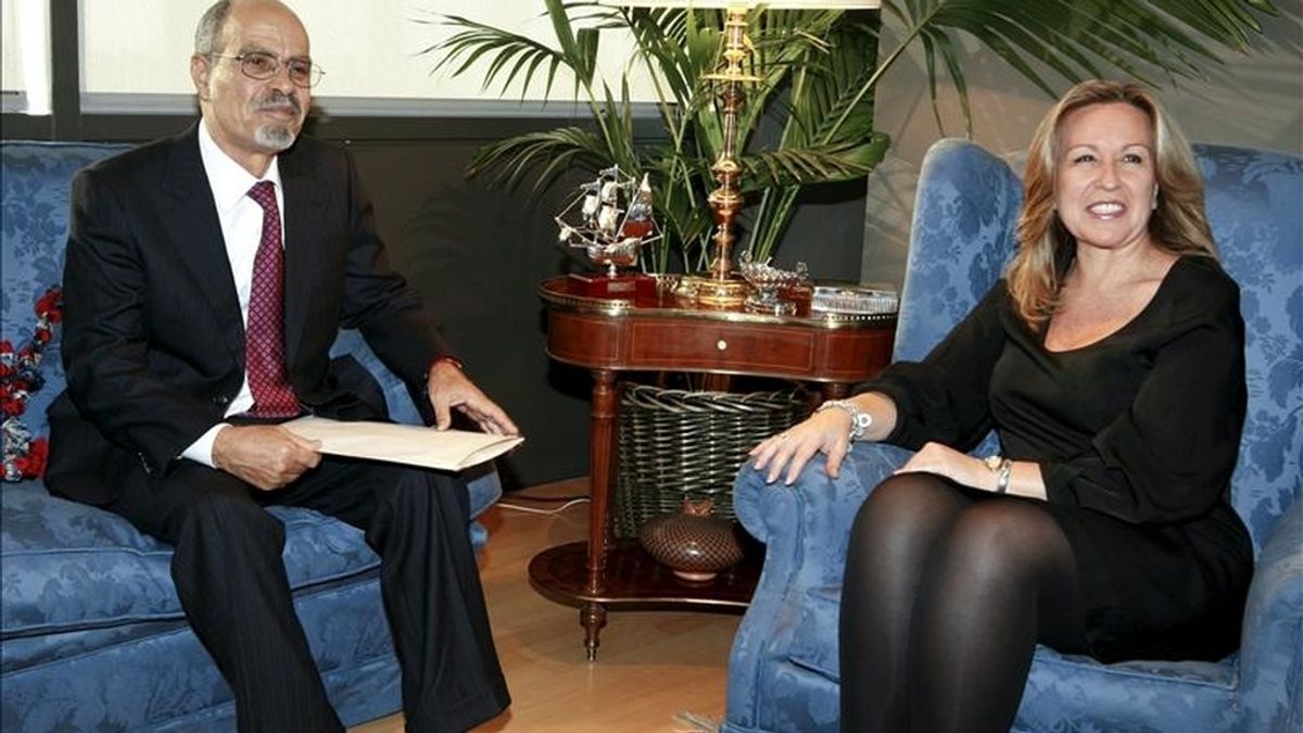La ministra de Asuntos Exteriores, Trinidad Jiménez, junto al embajador de Marruecos en España, Ahmedu Uld Suilem, durante la reunión que han mantenido esta tarde en Madrid. EFE La ministra de Asuntos Exteriores, Trinidad Jiménez, junto al embajador de Marruecos en España, Ahmedu Uld Suilem, durante la reunión que han mantenido esta tarde en Madrid. EFE