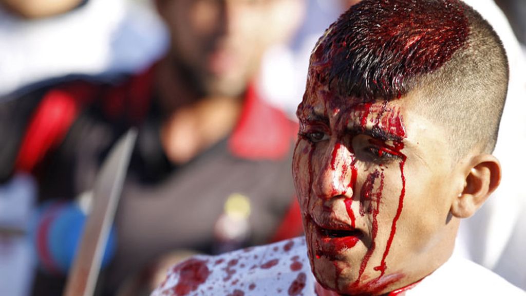 La sangre rueda por las calles en la festividad de la Ashura en Kerbala