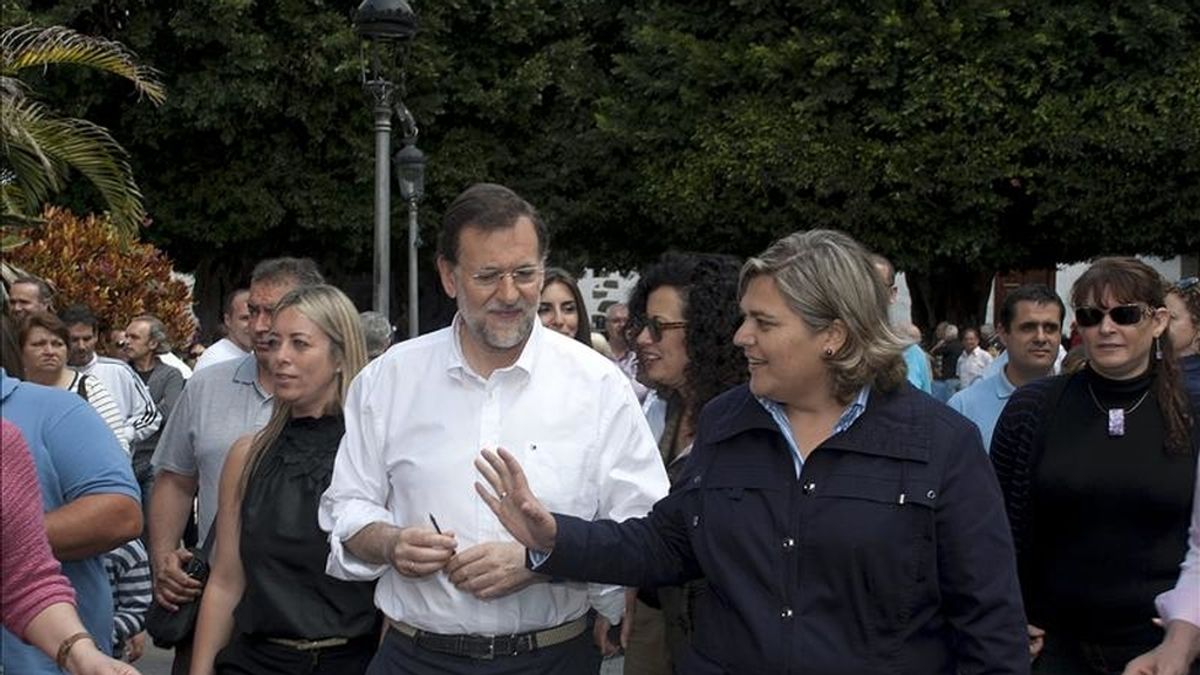El presidente del Partido Popular, Mariano Rajoy (i), acompañado por la candidata popular a la Alcaldía de Los Llanos de Aridane, Noelia García (d), durante una visita a esta localidad palmera. EFE/Archivo