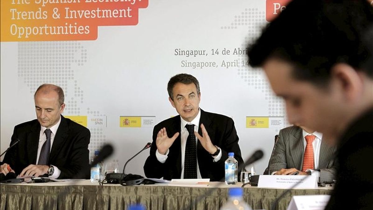 El presidente del Gobierno, José Luis Rodríguez Zapatero (d), y el ministro de Industria, Miguel Sebastián, durante la reunión que mantuvieron ayer en Singapur con los principales bancos y fondos de inversión del país antes de viajar a la isla china de Hainan. EFE